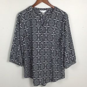 Black & White medallion print pull over top Size large